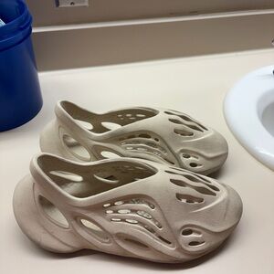 Yeezy Foam RNNR Sand